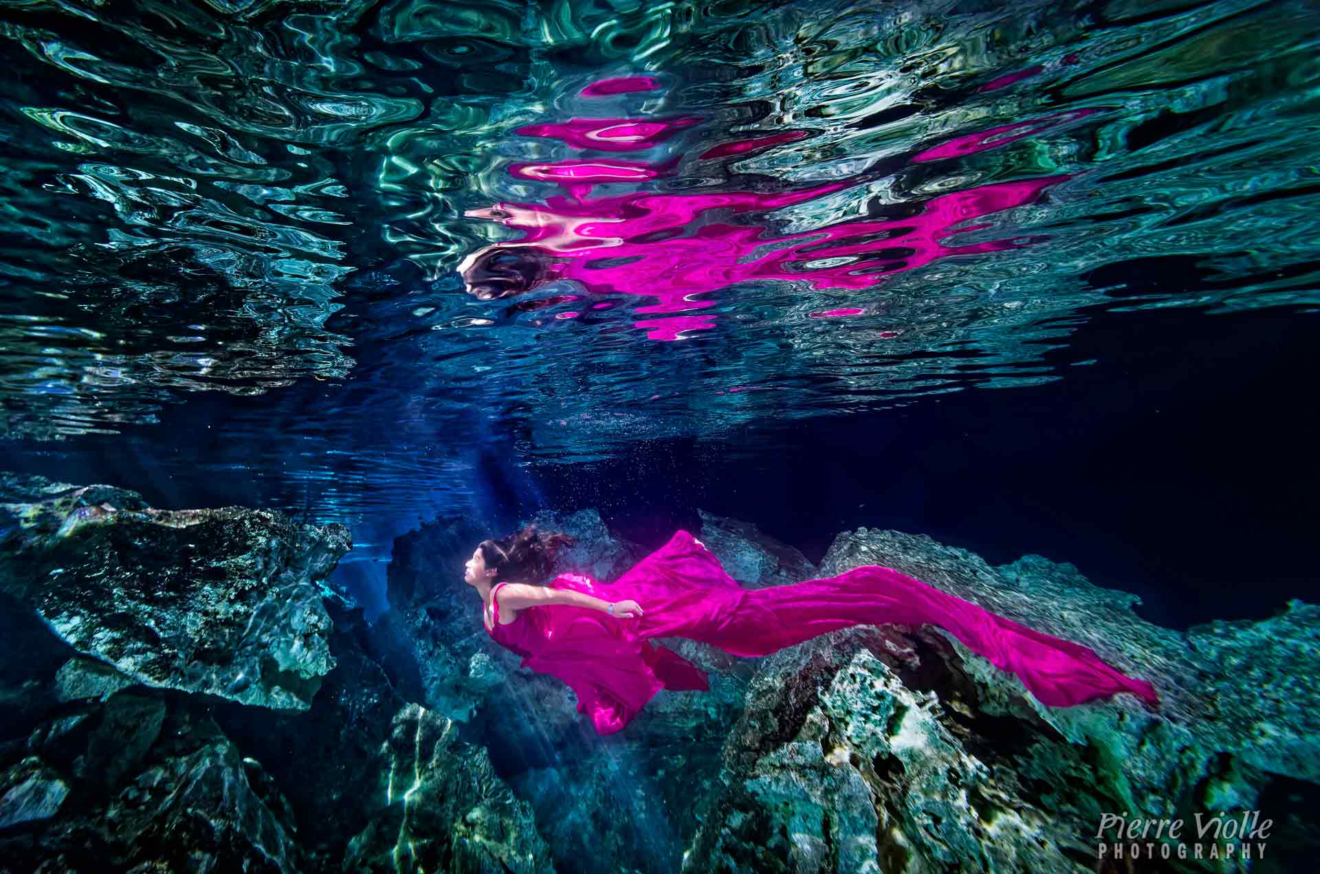 retrato bajo el agua de quinceañera en cenote - riviera maya